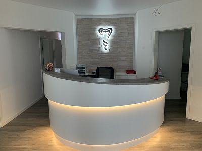 Dekoratives Zahnlogo aus 30 mm Acrylglas mit energiesparender LED-Beleuchtungstechnik, inklusive Montage von Rodath Werbetechnik