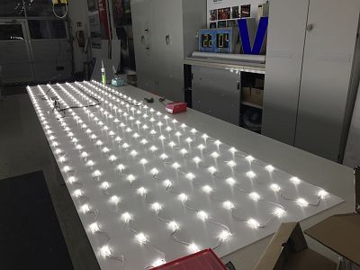 Vormontage energiesparender LED-Beleuchtungstechnik auf weißen Trägerplatten von Rodath Werbetechnik