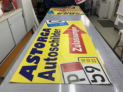 Werbebanner Astorga - aus Planenstoff im Digitaldruck gefertigt, gesäumt und geöst von Rodath Werbetechnik