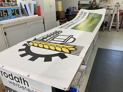 Werbebanner Lohnunternehmen - aus Planenstoff im Digitaldruck gefertigt, gesäumt und geöst von Rodath Werbetechnik