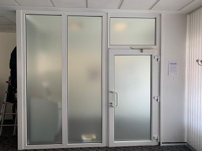 Sichtschutzfolien satiniert in einem Bürotrakt vollflächig auf Maß gefertigt, inklusive Montage von Rodath Werbetechnik