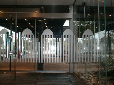 Sichtschutzfolien satiniert für Glaselemente im Eingangsbereich mit Kundenlogo, inklusive Montage von Rodath Werbetechnik