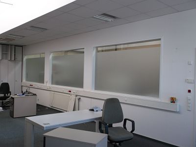 Sichtschutzfolien satiniert in einem Arbeitstrakt auf Maß gefertigt, inklusive Montage von Rodath Werbetechnik
