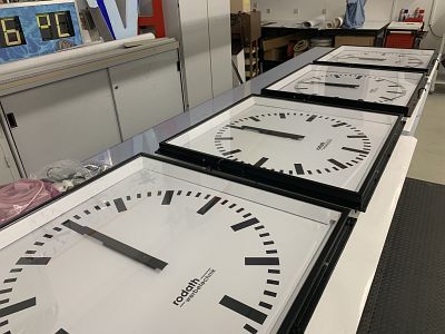 Neuerstellung von Zifferblättern für eine Bestandsanlage mit Überarbeitung der Rahmen und Einbau neuer Zeigerwerke und Zeiger von Rodath Werbetechnik