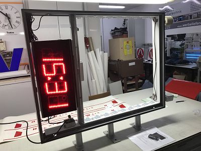 Einbau einer neuen LED-Zeit-/Temperaturanzeige in ein älteres Ausstecktransparent durch Rodath Werbetechnik