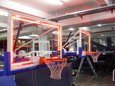 Erweiterung der Basketballkörbe mit LED-Leuchtkonturen und Anpassung der Software beim Kunden durch Rodath Werbetechnik