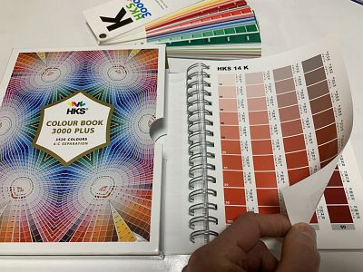 Für die Optimierung unserer Druckerzeugnisse, nutzen wir als Referenz zur Farbtonübereinstimmung unter anderem das HKS Colour Book 3000 Plus - Rodath Werbetechnik