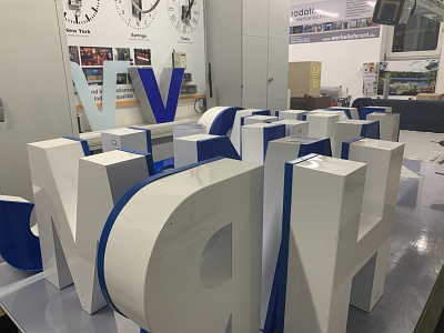 Einzelbuchstaben mit Aluminiumkorpus und Acrylglasfront vor der Weiterverarbeitung und LED-Bestückung im Werk von Rodath Werbetechnik