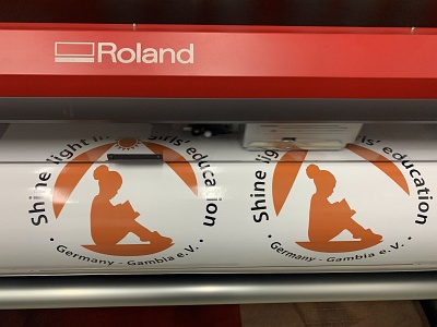 Fertigung von Folienaufkleber im Digitaldruck während des Druckvorgangs bei Rodath Werbetechnik