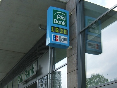 Beidseitige 38-Segment LCD- Zeit-/Temperaturanzeige in einem Ausstecktransparent der PSD-Bank von Rodath Werbetechnik