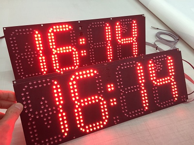 LED-Anzeigebausätze von Rodath Werbetechnik für die Darstellung von Uhrzeit, Datum, Temperatur im Wechsel