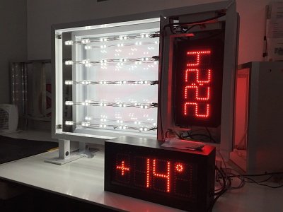 Ausstecktransparent von Rodath Werbetechnik mit integrierter LED-Anzeige mit vorkonfigurierter Darstellung von Uhrzeit und Außentemperatur im Wechsel durch Rodath Werbetechnik